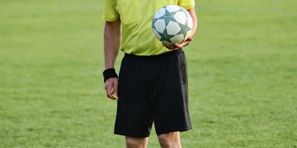 európai focista labdát tart -Európa-liga szorzók 2025 júliusán online