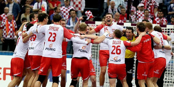 The Polish handball team at the Rio Olympics strikes for a historic final