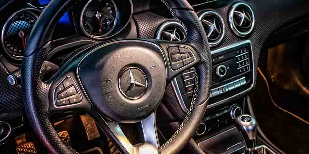 World Luxury Car Winner 2021: Mercedes-Benz S-Class or Aston Martin DBX?