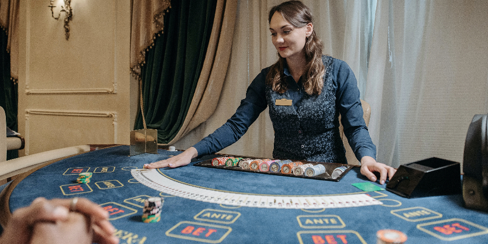 What’s The Difference Between Casino Dealers And Croupiers?