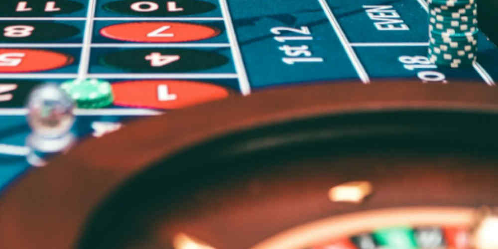 Responsible gambler applying the 1-3-5% rule in bankroll management