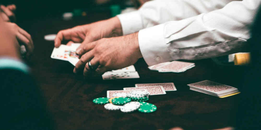 Player setting budget limits for bankroll management for online gambling