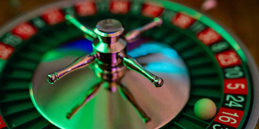 differences between European and French Roulette shown on a casino roulette wheel