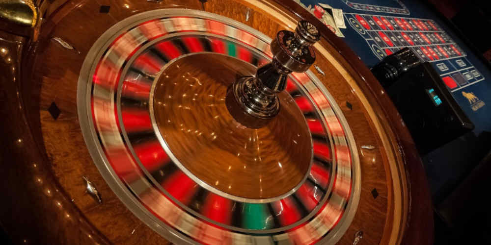 spinning roulette wheel symbolizing differences between European and French Roulette