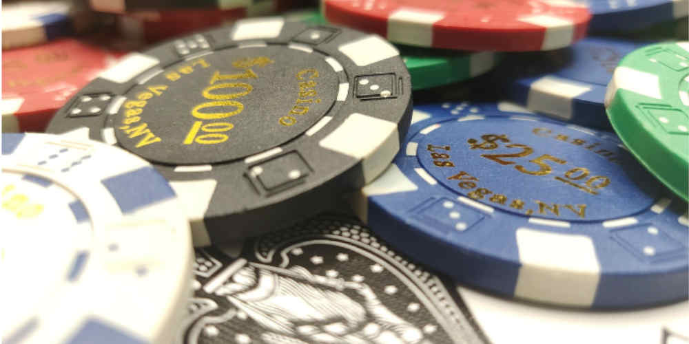 casino mood image representing optimal strategy in Three Card Poker gameplay