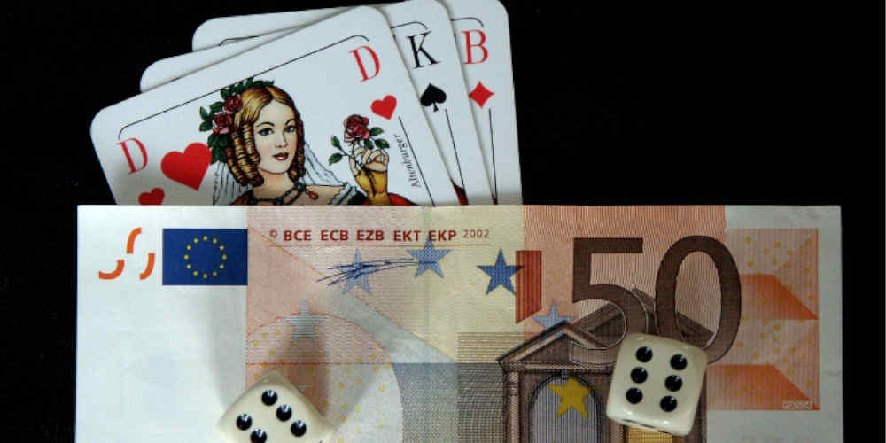 close-up of poker cards symbolizing optimal strategy in Three Card Poker