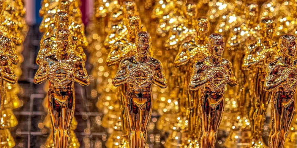 Oscar betting in 2026 represented with statues