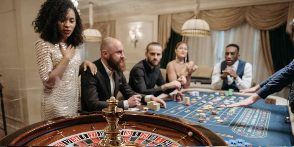 dealer interacts with  different seating positions in a casino table game