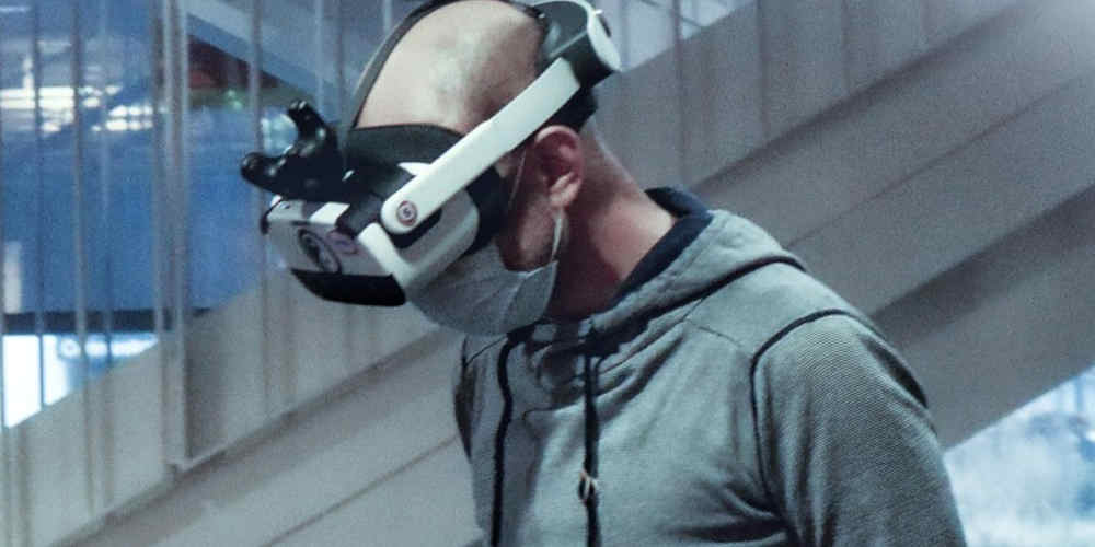 man tries VR casinos 2.0