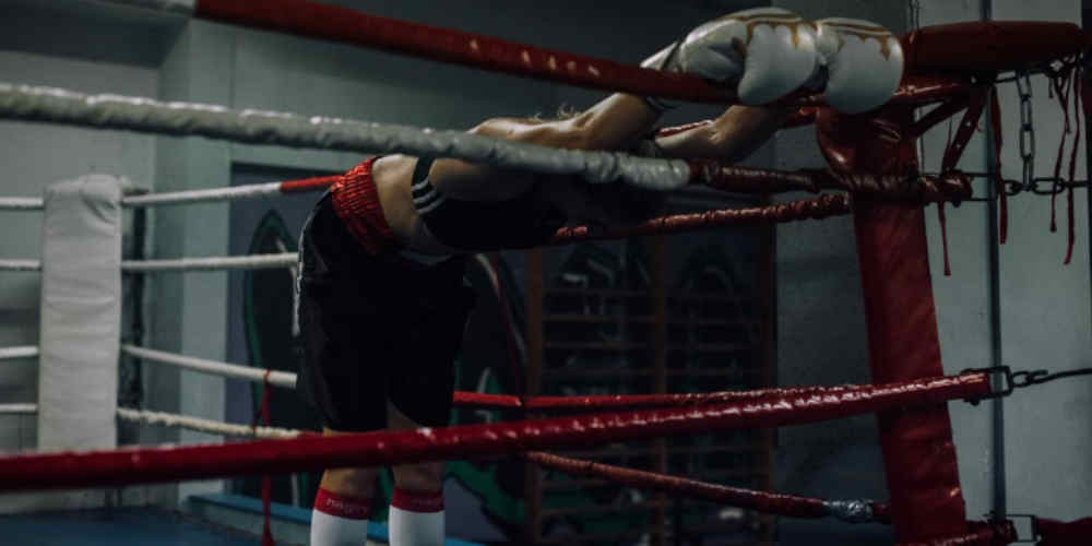 loosing boxer represents how unethical is to bet on the death of a favorite