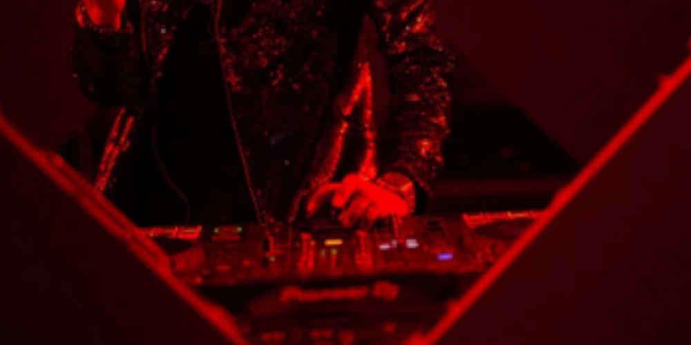 dj playing songs from the UK singles chart