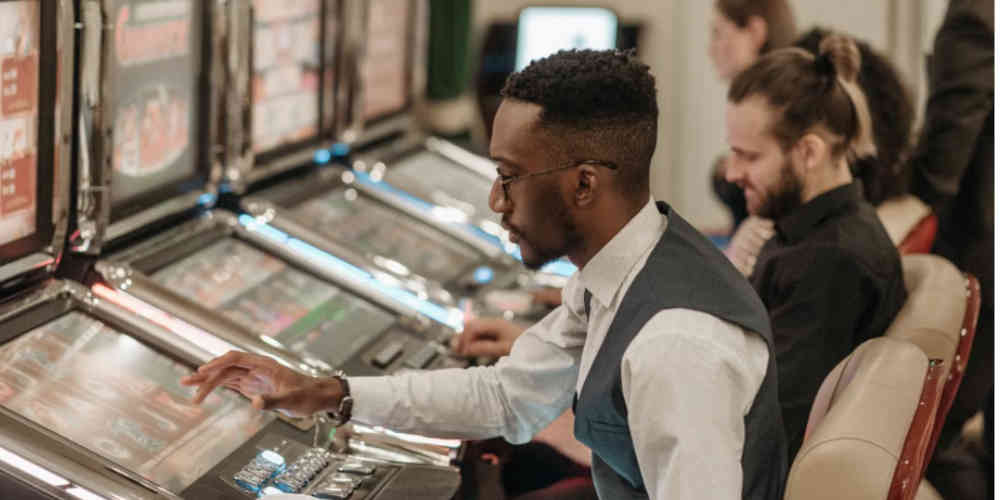 slot players dressed by the Dress Codes at Hungarian Casinos