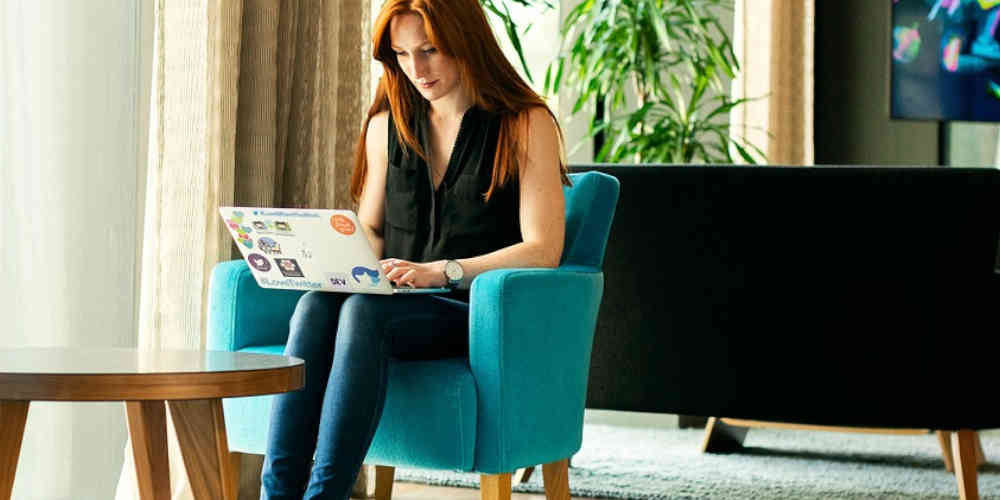 women looking for the best online casino bonus codes on her laptop