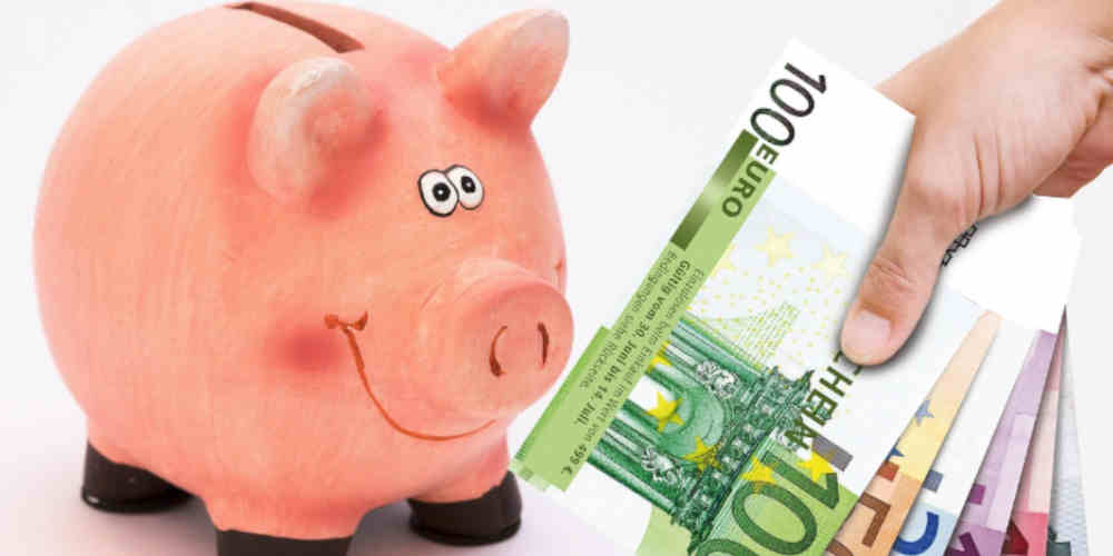 instant withdrawals at online casinos represented with a piggy bank and euros