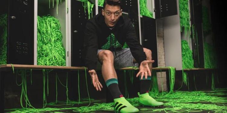 Football boots without laces: Mesut Özil Wears Laceless Boots