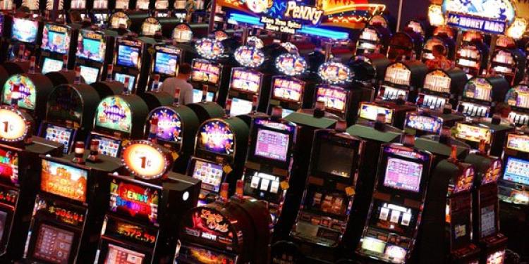 Slot Machine Gambler Walks Off With Game