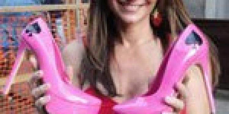 Beth Shak Poker Pro’s Ex-husband Wants a Taste of Her Shoe Collection