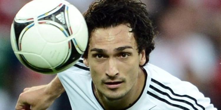 Manchester United and FC Barcelona Square Off for Mats Hummels Transfer