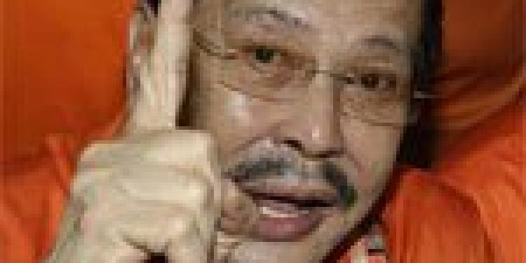 Manila Mayor Contradicts President over Jueteng