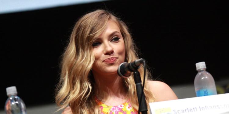 Scarlett Johansson Bets at the Oscars