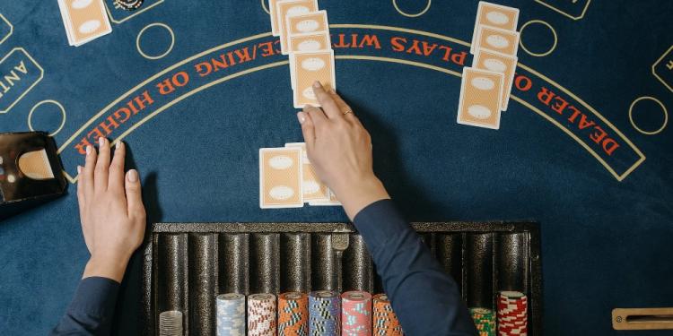 How To Become an Online Casino Dealer