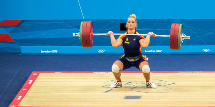 Why Women Should Lift Weights – The Surprising Advantages Of Barbells