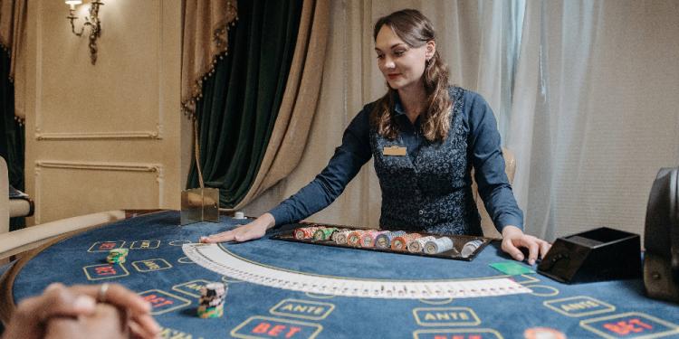 How To Scam A Casino By Working With The Dealer