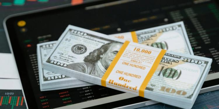 When to Move Up Stakes: Bankroll Milestones for Online Casinos